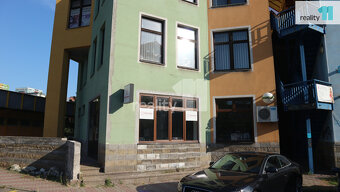 nájem prodejny 100 m2 v přízemí obchodního domu Špalíček v O - 9