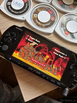 PSP 3004 + 9 her + flash + příslušenství – plně funkční - 9