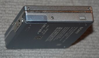 Minidisc Sony MZ-R91, manual, AA adapter, manual, MD disky - 9