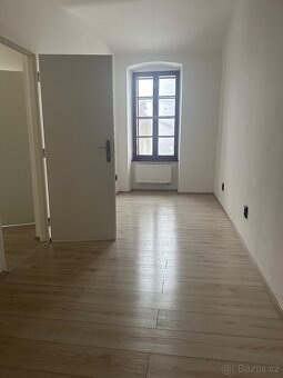 NOVĚ ZREKONSTRUOVANÝ BYT 3+1 NA NÁMĚSTÍ VE CHVALŠINÁCH - 9