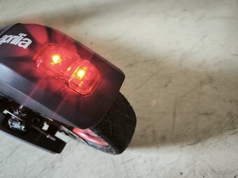 Elektrická koloběžka APRILIA eSR1 - 9
