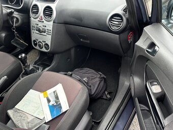 Opel Corsa 1.4i, r.2008, klima, stk, 1.majitel - 9