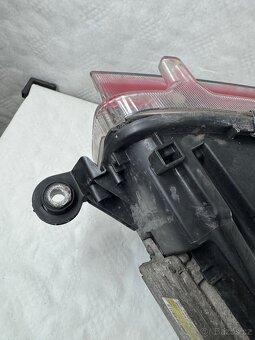 PRODÁM LEVE SVĚTLO PŘEDNÍ ŠKODA OCTAVIA 3 XENONY - 9