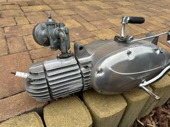 motor Jawa 550 - 9