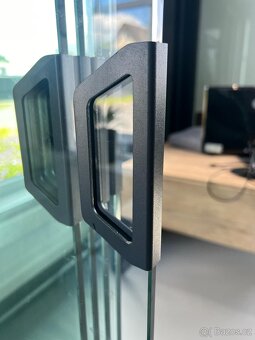 Prodám moderní bezrámové posuvné zasklení - 9