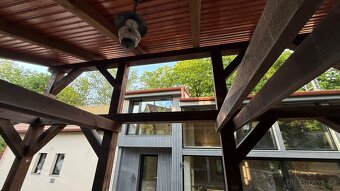 Dřevěná pergola se střechou z tašek - 9