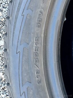 Zánovní zimní pneu Goodyear 215/55/18 super vzorek 8,5mm za - 9