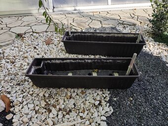 Velký truhlík na parapet 79x20x20cm hnědý květináč samozavla - 9