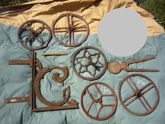 prodám různé hřídele, železné a dřevěné kolečka..... Železné - 9