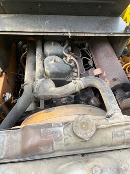 Smykový nakladač UNC 060 - 9