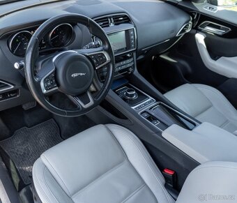 Jaguar F-Pace 2.0 I4 Prestige AWD A/T - 9