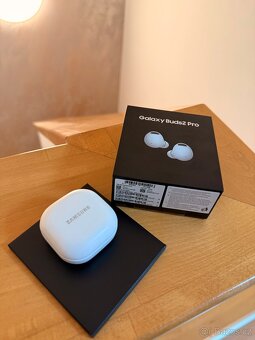 sluchátka Samsung Galaxy Buds2 Pro - Bílá (White) - 9