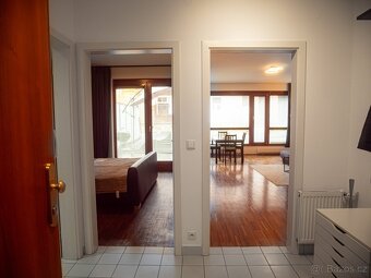 Rezidence s terasou a parkingem na Karlínském náměstí - 9