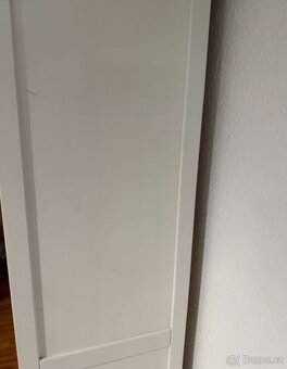 HEMNES VITRÍNA A KNIHOVNA - 9