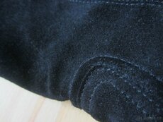 Černé kožené semišové kozačky na stabilním podpatku - 9