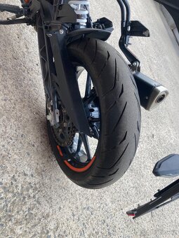 Ktm Duke 390 rok 2023 pouze 1990 km - 9
