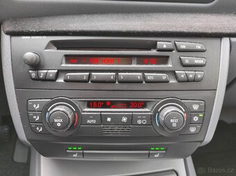 BMW 116i BENZÍN DIGI KLIMA VYHŘÍVANÉ SEDAČKY 155 tis. km - 9