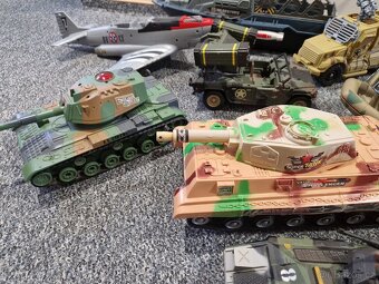 Vojenska vozidla, auta, vrtulnik 20 ks - 9