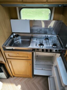 Rodinný karavan Burstner Ventana 530 tk - palandy - 9