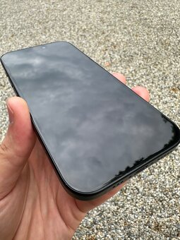 Iphone 15 - baterie 94% - 9