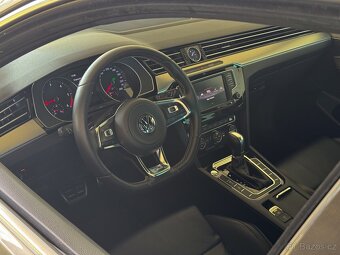 VW PASSAT R-LINE 1.MAJ 138TKM MATRIX KAMERY 360 TAŽNÉ - 9