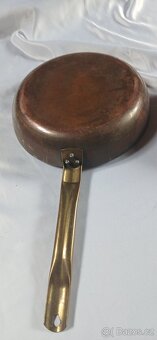 Měděné pánve a dóza - 9
