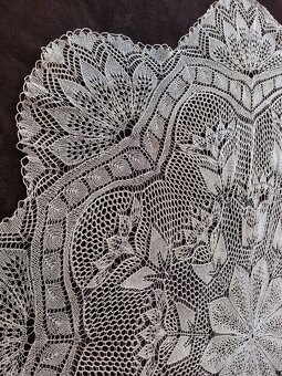 Ručně háčkované ubrusy v bílé a krémové barvě - 9