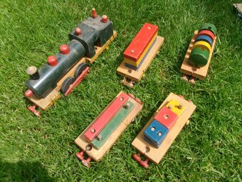 Prodám různé plechové a dřevěné hračky. Dřevěný červený trak - 9