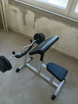 Lavice a SZ dvourucni cinka na posilovani bizepsu - 9