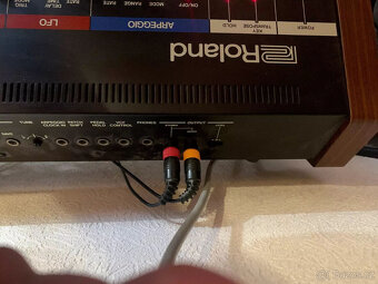 Analogový polyfonní syntezátor Roland Juno 60 s MIDI - 9