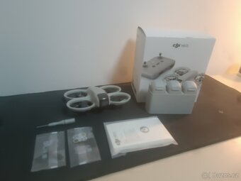 DJI NEO dron se 3 bateriemi a nabíjecí hub - 9