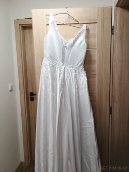 Krásné svatební šaty s perlami - 9