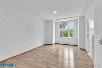 Pronájem prostorného, světlého bytu 3+1 s komorou, 100 m², E - 9