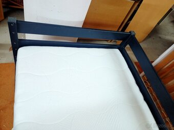 Prodám krásnou postel z masivu 90 x 200 cm - 9