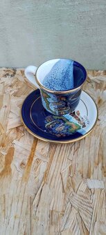 Různé hrnky a 2 skleněné frťany - 9