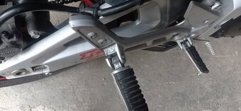 Suzuki GSR600 - 9