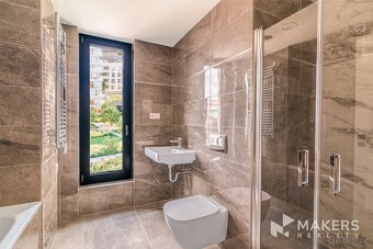 Prodej bytu s balkonem, lodžií, parkováním a sklepem v novos - 9