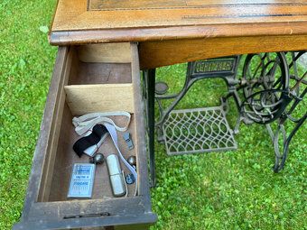 Robustní litinový šicí stroj Gritzner „V“ z roku 1920 - 9