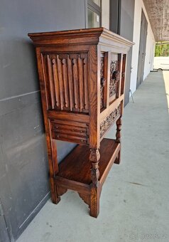 Starožitný masivní vyřezávaný kabinet - 9