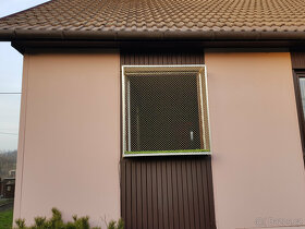 Ochranná síť pro kočky s hliníkovým rámem a umělou trávou . - 9