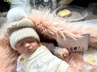 Luxusní realistická panenka v kulichu N.O.V.Á. - 9