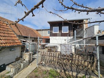 Polořadový rodinný dům v obci Šakvice, CP 304 m², garáž a... - 9