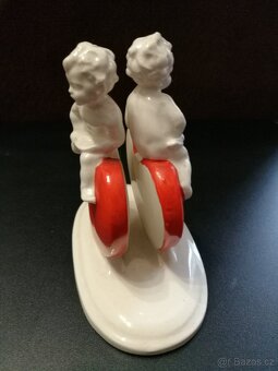 prodam dve porcelanove figurky putto se srdickem - 9