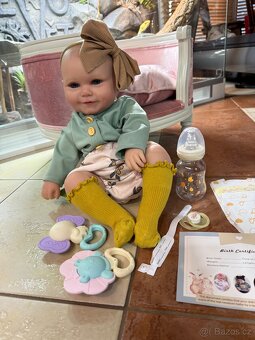 Realistická Reborm panenka s čelenkou a příslušenstvím - 9