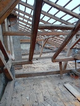 Staré trámy rozebrani starých domů stodol - 9