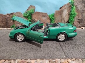 prodám model 1:18 mercedes benz CLK 320 - 9