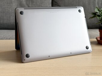 JAKO NOVÝ Apple MacBook Pro 13" - 8GB RAM / 512GB SSD - 9
