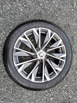 Zánovní zimní orig alu Škoda Karoq 215/50/18 vzorek 9mm - 9