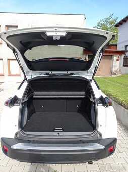 Prodám Peugeot 2008 1,2 r. v. 6/2021, benzín, manual - 9