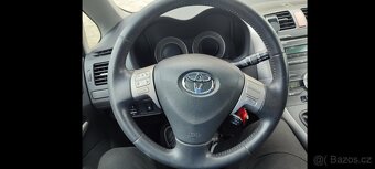 Auris Toyota 1.6 benzin černý - 9